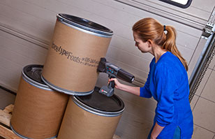 EBS智能手持噴碼牛皮紙板桶噴碼標識——印圖字清晰均勻、附著牢固！