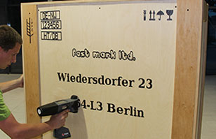 一招搞定外包裝木箱標識問題，EBS智能手持噴碼機到底有多“神”？